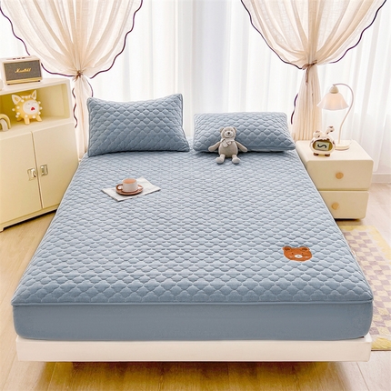 91家纺网 家纺一手货源 找家纺 （总）伊人坊 2025新款全棉色织水洗棉夹棉床笠床垫保护套刺绣款