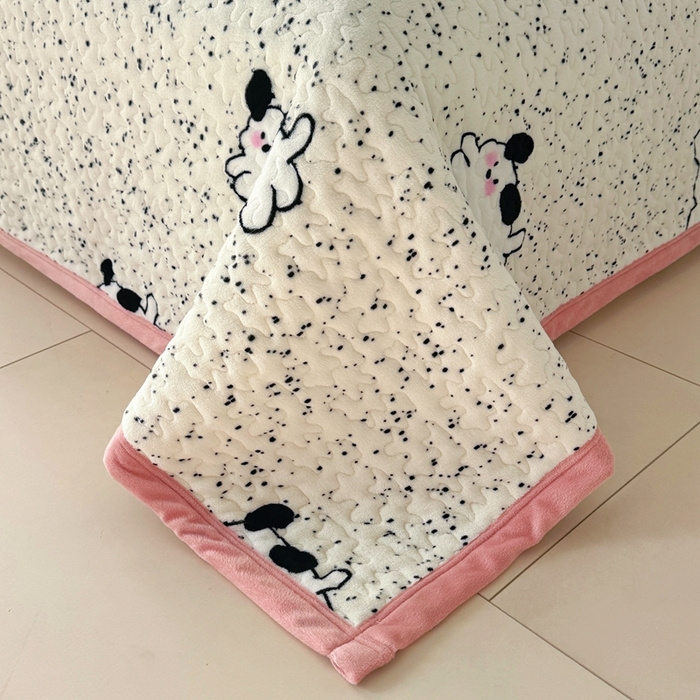 91家纺网 家纺一手货源 找家纺 添越家纺 2025新款简约款牛奶绒床盖四件套 斑点狗