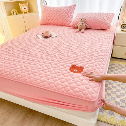 伊人坊 2025新款全棉色织水洗棉夹棉床笠床垫保护套刺绣款 快乐小熊-蜜桃粉