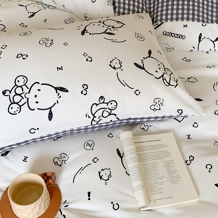 91家纺网 家纺一手货源 找家纺 玉元坊 2025年新款三丽鸥系列全棉纯棉简约基础款四件套三件套--帕恰狗简约款式 简约款-线条帕恰狗