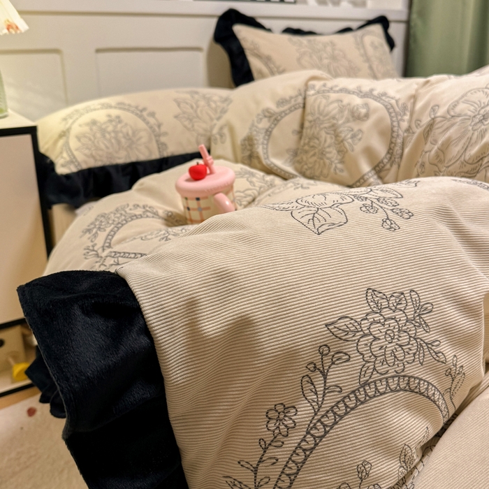 91家纺网 家纺一手货源 找家纺 宅家居 2025新款轻法式小香风灯芯绒四件套提花立体韩版花边牛奶绒三件套-实拍风 镜花