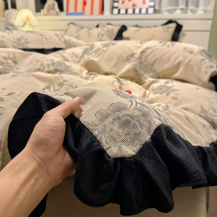 91家纺网 家纺一手货源 找家纺 宅家居 2025新款轻法式小香风灯芯绒四件套提花立体韩版花边牛奶绒三件套-实拍风 牡丹