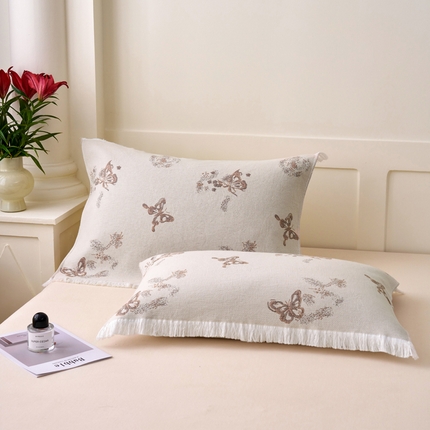 91家纺网 家纺一手货源 找家纺 A类抗菌母婴级全棉纯棉三层纱多功能枕巾多层纱布纱巾宽边枕巾无印风流苏纱布枕巾52x75cm/对 蝶舞花恋咖