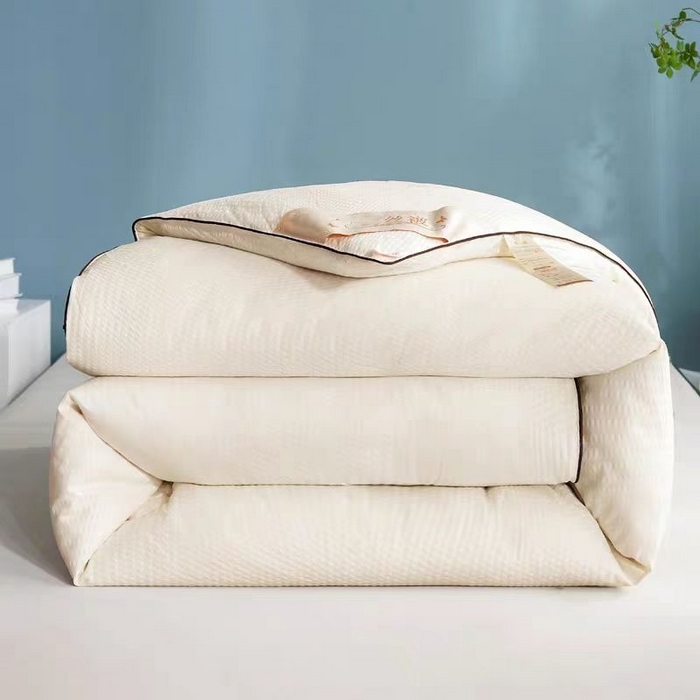 91家纺网 家纺一手货源 找家纺 暖阁 2025新款亲肤压泡豆豆羽丝被冬被春秋被被子被芯 奶白色