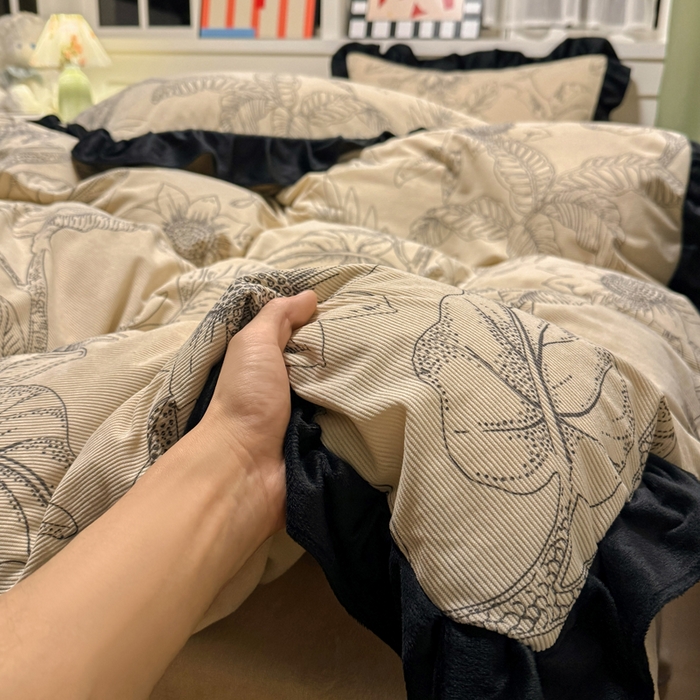 91家纺网 家纺一手货源 找家纺 宅家居 2025新款轻法式小香风灯芯绒四件套提花立体韩版花边牛奶绒三件套-实拍风 语叶