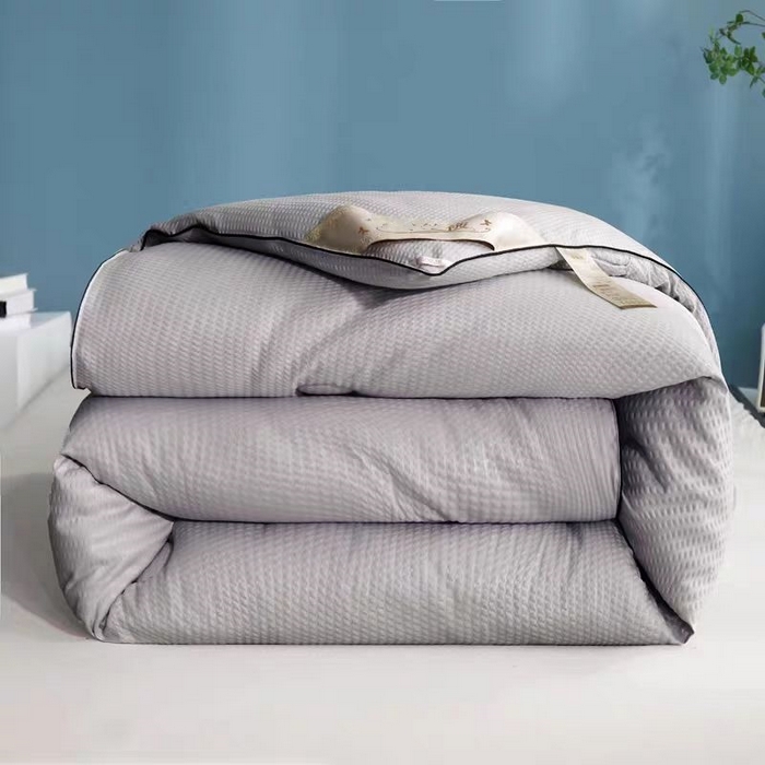 91家纺网 家纺一手货源 找家纺 暖阁 2025新款亲肤压泡豆豆羽丝被冬被春秋被被子被芯 优雅灰