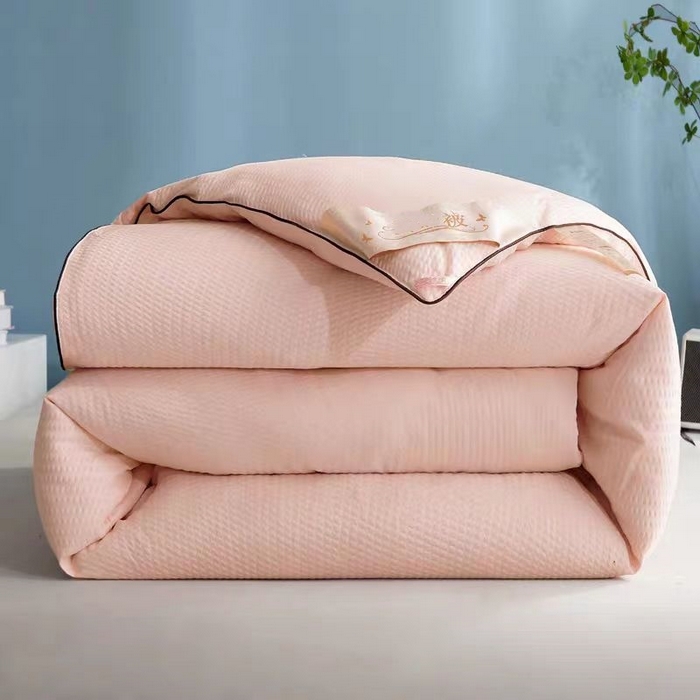 91家纺网 家纺一手货源 找家纺 暖阁 2025新款亲肤压泡豆豆羽丝被冬被春秋被被子被芯 玉色