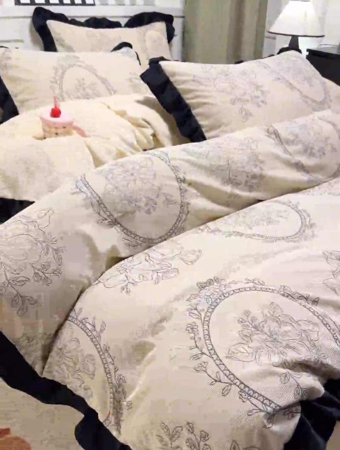 91家纺网 家纺一手货源 找家纺 宅家居 2025新款轻法式小香风灯芯绒四件套提花立体韩版花边牛奶绒三件套-实拍风 镜花