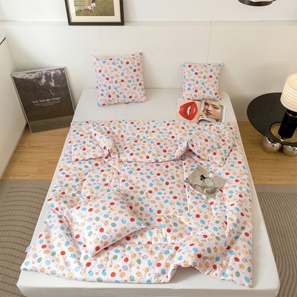 91家纺网 家纺一手货源 找家纺 雷人家纺 2024新款A类全棉喷气13372印花多功能抱枕被 草莓熊