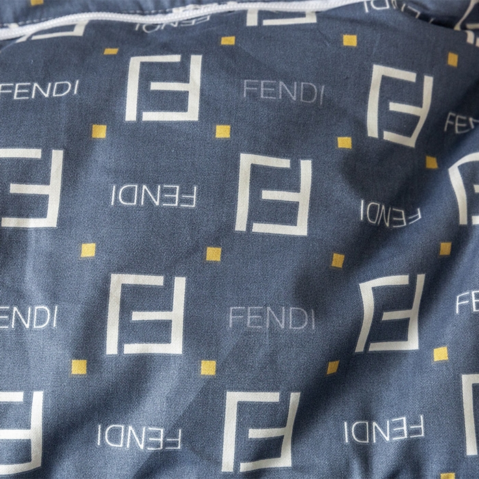 91家纺网 家纺一手货源 找家纺 雷人家纺 2024新款A类全棉喷气13372印花多功能抱枕被 字母FL