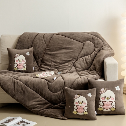 91家纺网 家纺一手货源 找家纺 雷人家纺 2024新款A类加厚加重贴布绣牛奶绒抱枕被 可爱小鸭深褐色