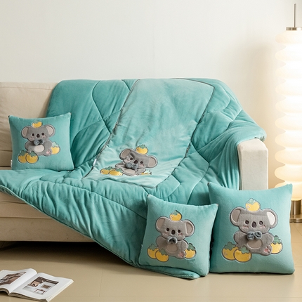 91家纺网 家纺一手货源 找家纺 雷人家纺 2024新款A类加厚加重贴布绣牛奶绒抱枕被 柿柿如意果绿色