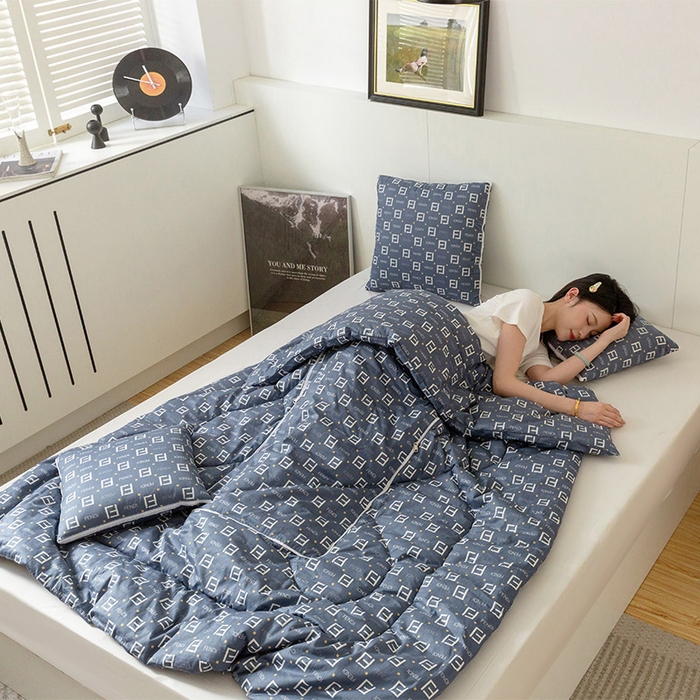 91家纺网 家纺一手货源 找家纺 雷人家纺 2024新款A类全棉喷气13372印花多功能抱枕被 字母FL