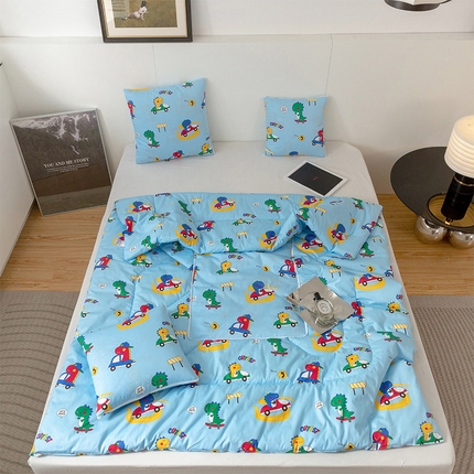 91家纺网 家纺一手货源 找家纺 雷人家纺 2024新款A类全棉喷气13372印花多功能抱枕被 汽车恐龙