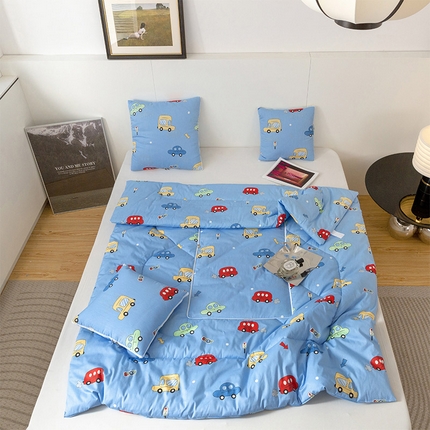 雷人家纺 2024新款A类全棉喷气13372印花多功能抱枕被 嘟嘟车