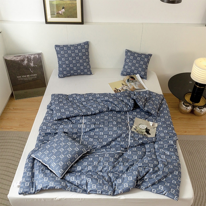 91家纺网 家纺一手货源 找家纺 雷人家纺 2024新款A类全棉喷气13372印花多功能抱枕被 字母FL