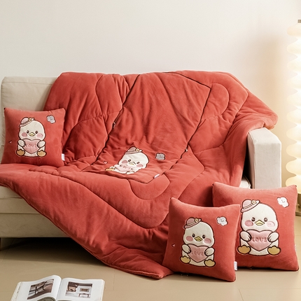 91家纺网 家纺一手货源 找家纺 雷人家纺 2024新款A类加厚加重贴布绣牛奶绒抱枕被 可爱小鸭橘红色