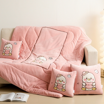 91家纺网 家纺一手货源 找家纺 雷人家纺 2024新款A类加厚加重贴布绣牛奶绒抱枕被 可爱小鸭桃粉色