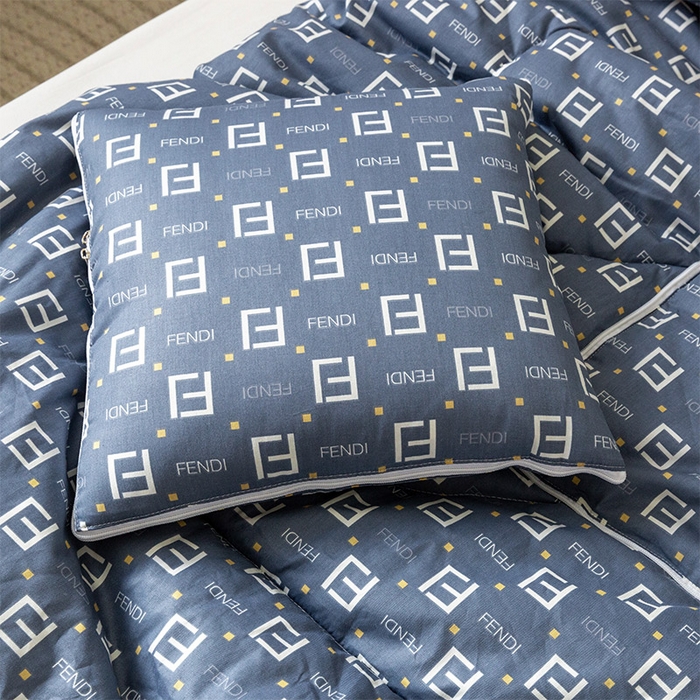 91家纺网 家纺一手货源 找家纺 雷人家纺 2024新款A类全棉喷气13372印花多功能抱枕被 字母FL