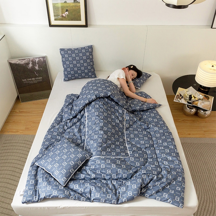 91家纺网 家纺一手货源 找家纺 雷人家纺 2024新款A类全棉喷气13372印花多功能抱枕被 字母FL