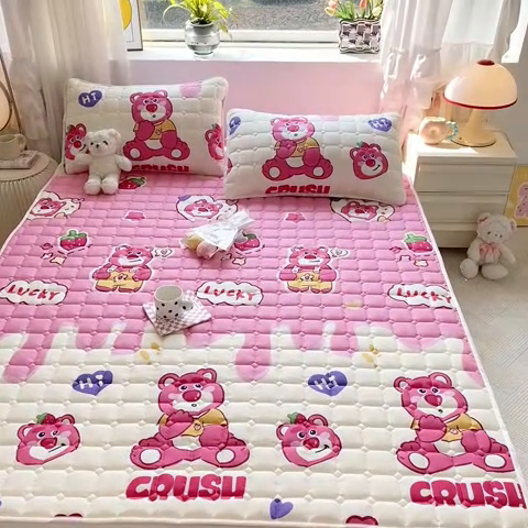 91家纺网 家纺一手货源 找家纺 萌飞 2024新款全棉棉花床垫 草莓熊宝