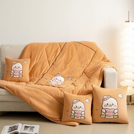 91家纺网 家纺一手货源 找家纺 雷人家纺 2024新款A类加厚加重贴布绣牛奶绒抱枕被 可爱小鸭浅棕黄