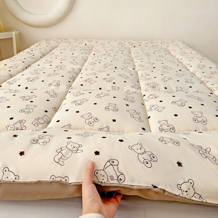 91家纺网 家纺一手货源 找家纺 艺菲阁家纺 2024新款水洗棉大豆纤维印花床褥垫 小熊院长