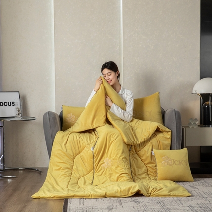 91家纺网 家纺一手货源 找家纺 雷人家纺 2023新款倾城花恋水晶绒刺绣多功能抱枕被 倾城花恋-柚黄