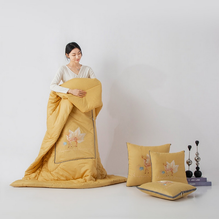 91家纺网 家纺一手货源 找家纺 雷人家纺 2023新款全棉喷气13*72刺绣抱枕被 一鹿相随（柠檬黄）