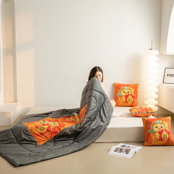 91家纺网 家纺一手货源 找家纺 雷人家纺 2024新款多功能印花宝宝绒抱枕被 喜事连连