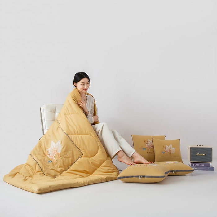 91家纺网 家纺一手货源 找家纺 雷人家纺 2023新款全棉喷气13*72刺绣抱枕被 一鹿相随（柠檬黄）