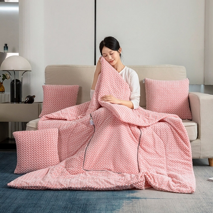 91家纺网 家纺一手货源 找家纺 雷人家纺 2023新款时尚塔芙绒多功能加厚抱枕被 贵族气息-樱花粉