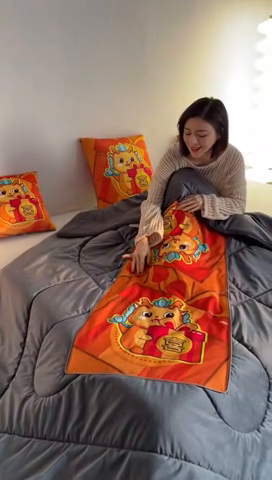 91家纺网 家纺一手货源 找家纺 雷人家纺 2024新款多功能印花宝宝绒抱枕被 喜事连连