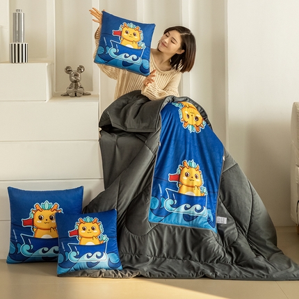 91家纺网 家纺一手货源 找家纺 （总）雷人家纺 2024新款多功能印花宝宝绒抱枕被