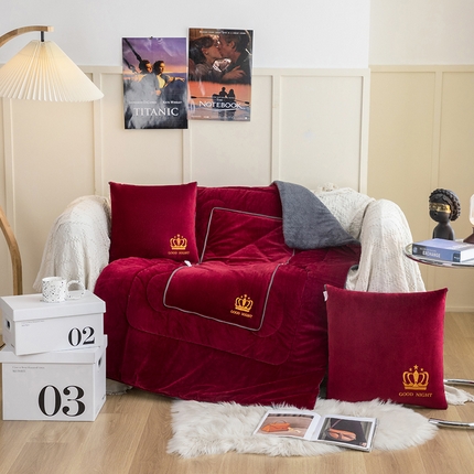 91家纺网 家纺一手货源 找家纺 雷人家纺 2021新款宝宝绒保暖加厚双拼绣花抱枕被 皇冠洋酒红