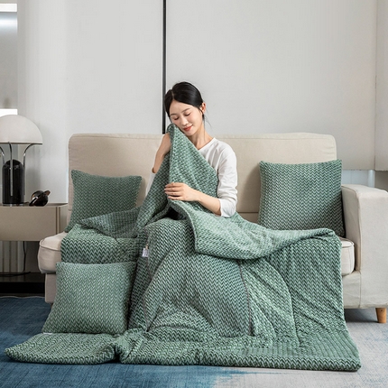 91家纺网 家纺一手货源 找家纺 雷人家纺 2023新款时尚塔芙绒多功能加厚抱枕被 贵族气息-松绿