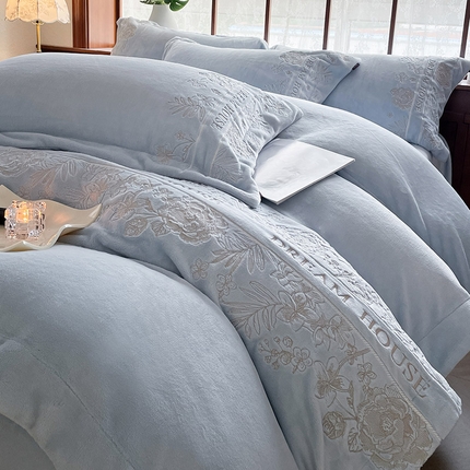 91家纺网 家纺一手货源 找家纺 （总） 冬季直播爆款九斤重轻奢高端加厚保暖牛奶绒四件套刺绣宝宝绒轻奢风纯色床单被套床笠款床上用品-花迹
