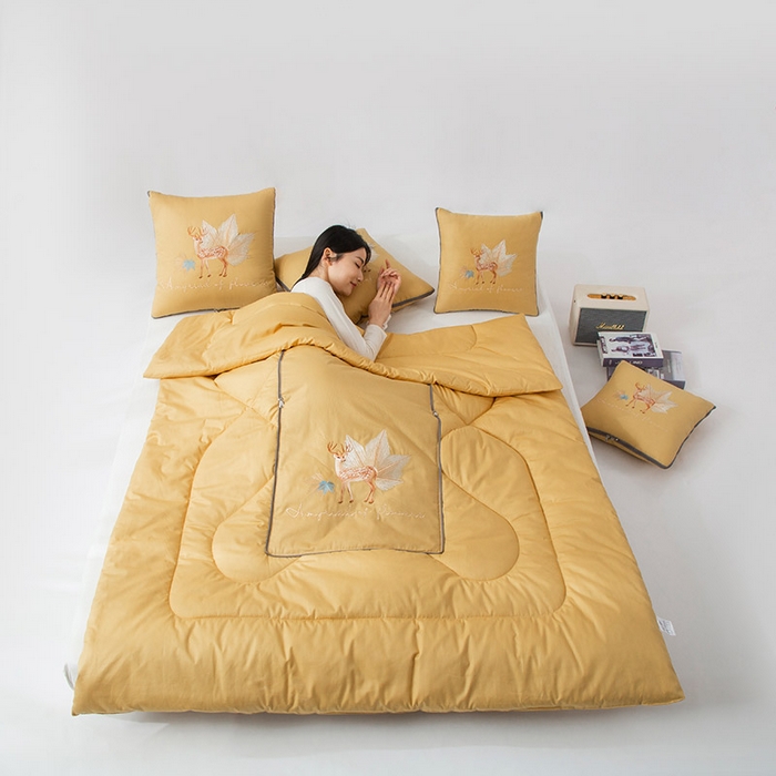 91家纺网 家纺一手货源 找家纺 雷人家纺 2023新款全棉喷气13*72刺绣抱枕被 一鹿相随（柠檬黄）