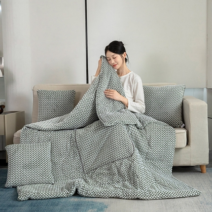 91家纺网 家纺一手货源 找家纺 雷人家纺 2023新款时尚塔芙绒多功能加厚抱枕被 贵族气息-白绿