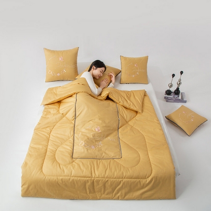 91家纺网 家纺一手货源 找家纺 （总）雷人家纺 2023新款全棉喷气13*72刺绣抱枕被