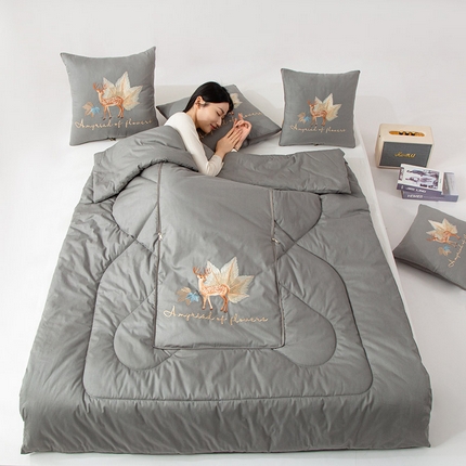 91家纺网 家纺一手货源 找家纺 （总）雷人家纺 2023新款全棉喷气13*72刺绣抱枕被