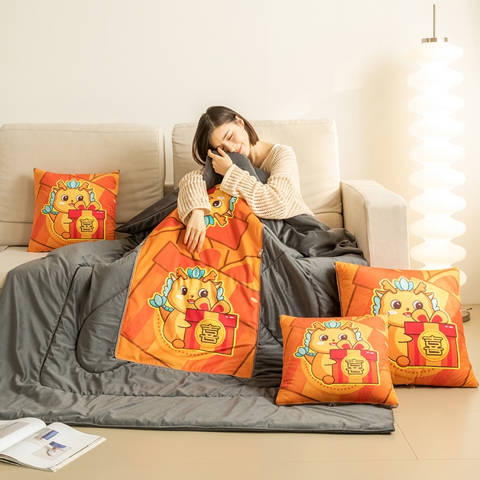 91家纺网 家纺一手货源 找家纺 雷人家纺 2024新款多功能印花宝宝绒抱枕被 喜事连连