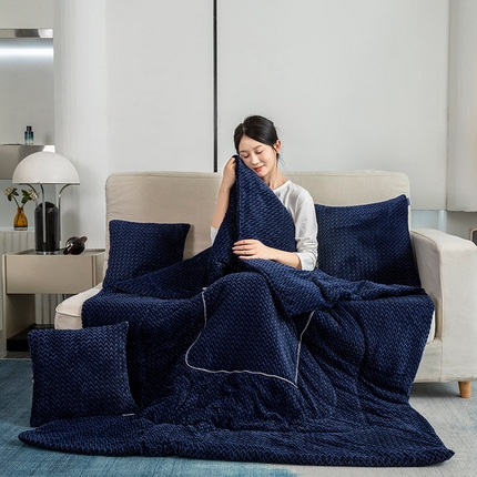 91家纺网 家纺一手货源 找家纺 雷人家纺 2023新款时尚塔芙绒多功能加厚抱枕被 贵族气息-宝蓝