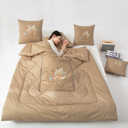 91家纺网 家纺一手货源 找家纺 （总）雷人家纺 2023新款全棉喷气13*72刺绣抱枕被