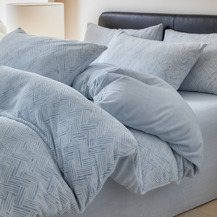 91家纺网 家纺一手货源 找家纺 （买家秀爆款不断货）A类母婴级牛奶雕花绒四件套珊瑚绒小香风牛奶绒四件套雪花绒四件套雕花牛奶绒四件套白 小几何-婴儿蓝