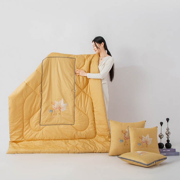 91家纺网 家纺一手货源 找家纺 雷人家纺 2023新款全棉喷气13*72刺绣抱枕被 一鹿相随（柠檬黄）