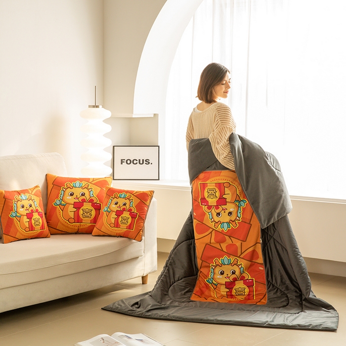 91家纺网 家纺一手货源 找家纺 雷人家纺 2024新款多功能印花宝宝绒抱枕被 喜事连连