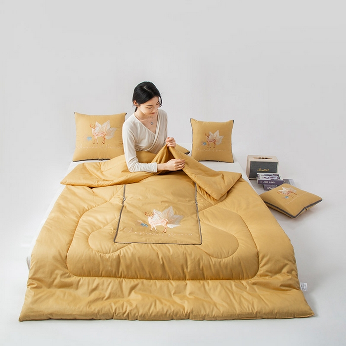 91家纺网 家纺一手货源 找家纺 雷人家纺 2023新款全棉喷气13*72刺绣抱枕被 一鹿相随（柠檬黄）