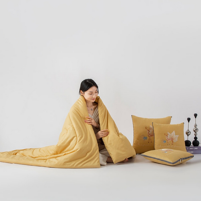 91家纺网 家纺一手货源 找家纺 雷人家纺 2023新款全棉喷气13*72刺绣抱枕被 一鹿相随（柠檬黄）