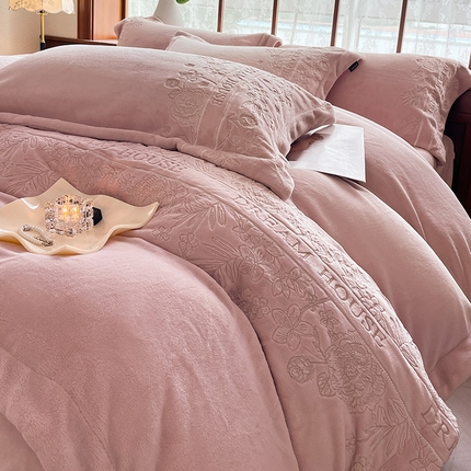 91家纺网 家纺一手货源 找家纺 （总） 冬季直播爆款九斤重轻奢高端加厚保暖牛奶绒四件套刺绣宝宝绒轻奢风纯色床单被套床笠款床上用品-花迹